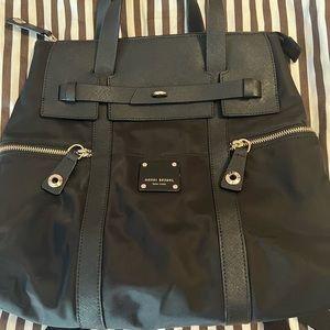 Henri Bendel Jetsetter in black